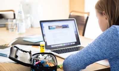 Elevii clujeni din zeci de școli trec la învățământ online